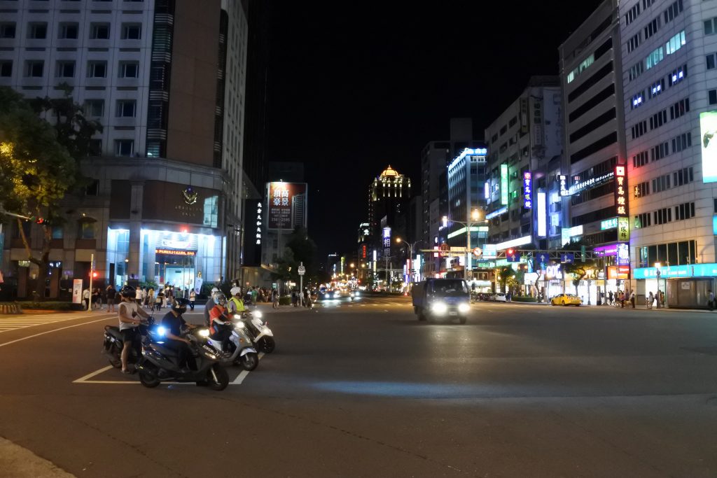 中山北路交差点の夜景プログラムモードで撮影