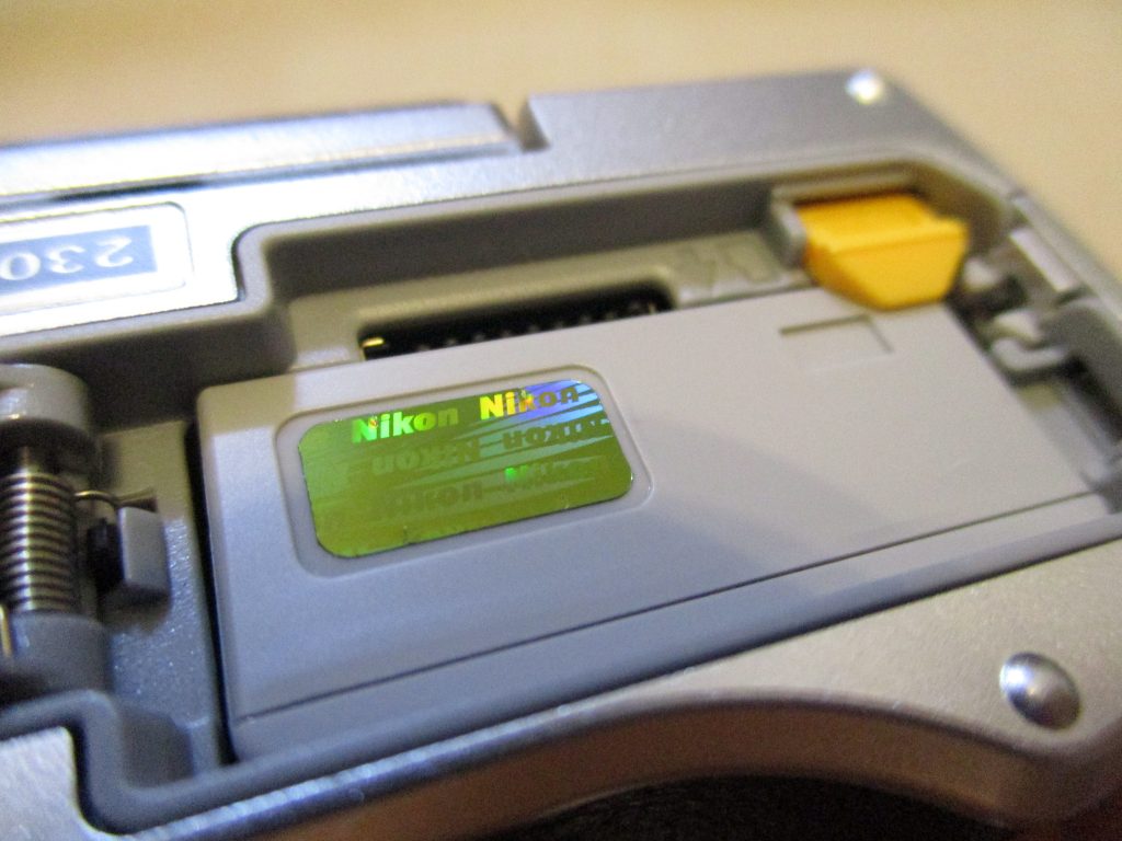 Nikon 1 J5　バッテリーとメモリーカードスロット