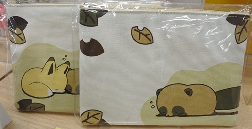 タヌキとキツネ ゆるかわポーチ　タヌキと平和