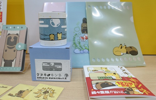 タヌキとキツネ　グッズ　スマホケース、マグカップ、クリアファイル