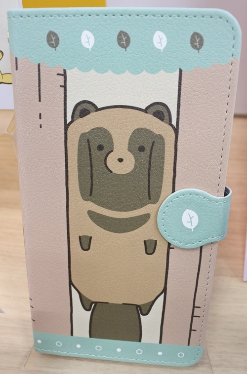 タヌキとキツネ スマホケース　挟まったタヌキ　正面