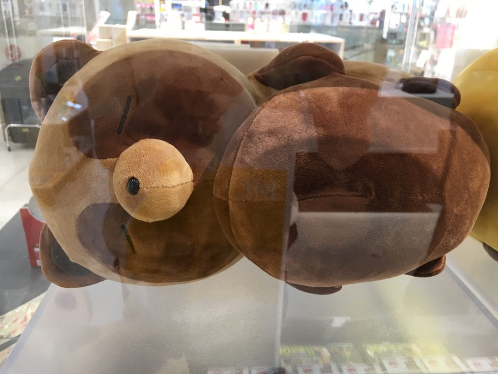 タヌキとキツネ もちっとぬいぐるみ（しっぽ抱きかかえタヌキ）