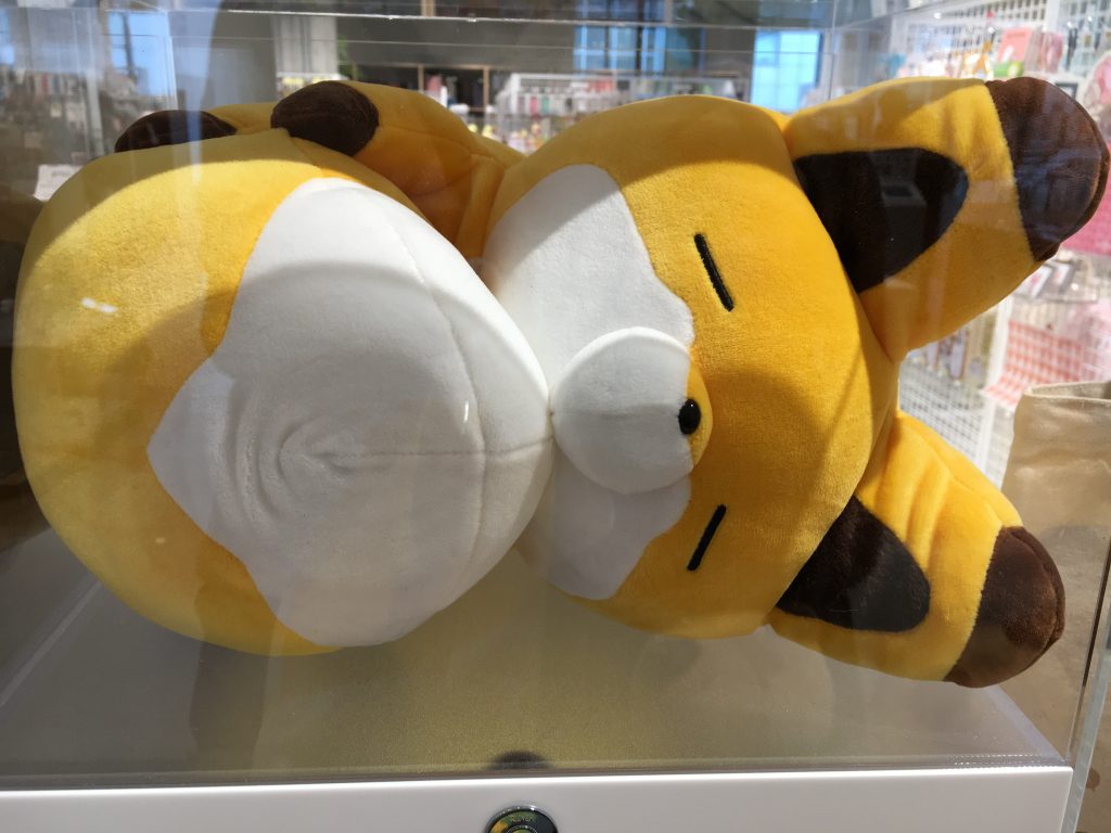 タヌキとキツネ もちっとぬいぐるみ（しっぽ抱きかかえキツネ）