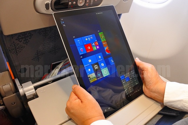 Surface Pro LTE Advanced飛行機機内タブレットモード