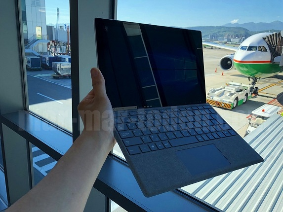 飛行機とSurface Pro LTEモデル