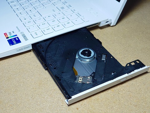 【実機レビュー】NECノートパソコンLAVIE Direct N15の口コミ評価＆評判まとめ PC-GN244RUAN　本体裏面