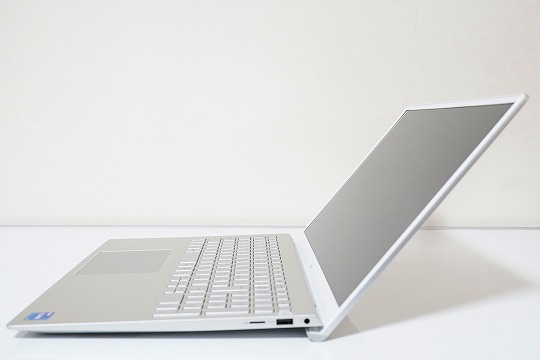 【実機レビュー】DELLノートパソコンInspiron 15 5000(5502)の口コミ評価＆評判まとめ 傾斜キーボード