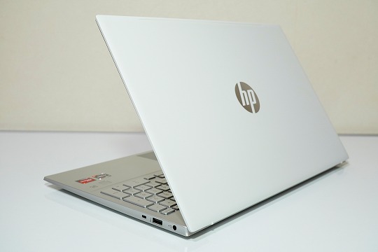 【実機レビュー】HPノートパソコンPavilion 15-eh1000(AMD)の口コミ評価&評判まとめ 背面パネル写真