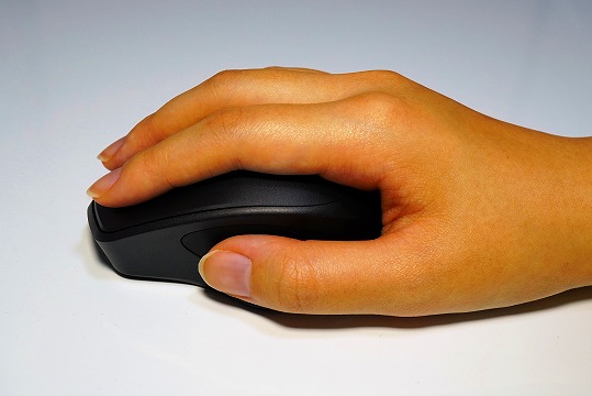 【実機レビュー】HP 280静音ワイヤレスマウスの口コミ評価＆質問まとめ 女性の手と持ち方