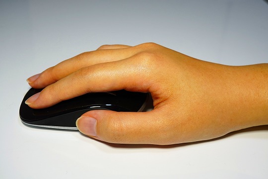 【実機レビュー】HP Z4000ワイヤレスマウスの口コミ評価＆質問まとめ　持ち方