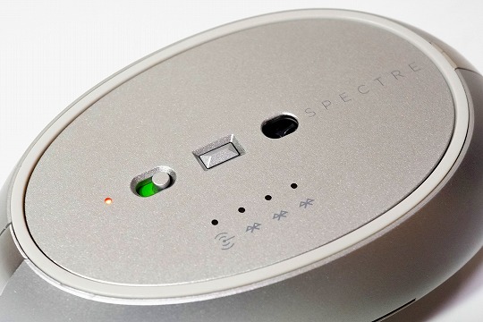 【実機レビュー】HP Spectreマウス 700の口コミ評価＆質問まとめ　ペアリングボタン拡大