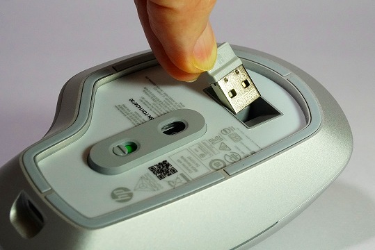 【実機レビュー】HP 930クリエイターワイヤレスマウスの口コミ評価＆質問まとめ　USBレシーバー格納方法