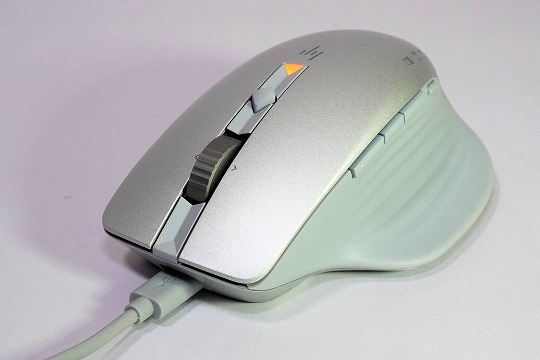 【実機レビュー】HP 930クリエイターワイヤレスマウスの口コミ評価＆質問まとめ　充電中