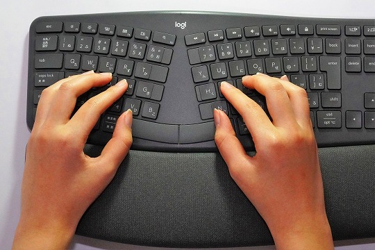 【実機レビュー】ロジクールERGO K860ワイヤレススプリットキーボードの口コミ評価&質問まとめ スプリットレイアウト